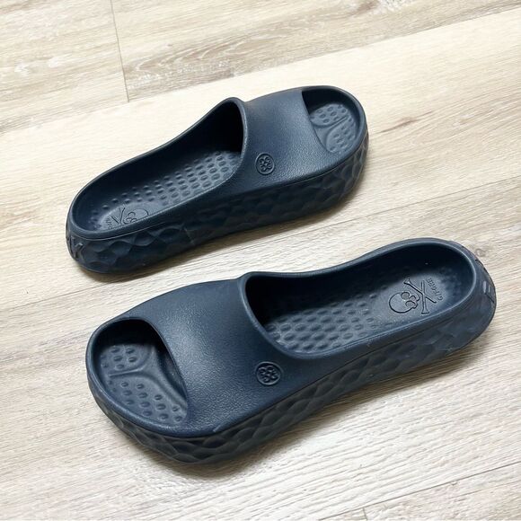 G/Fore Slide Shoe Street Sandals. These fit like a size 5 kids - Picture 8 of 8